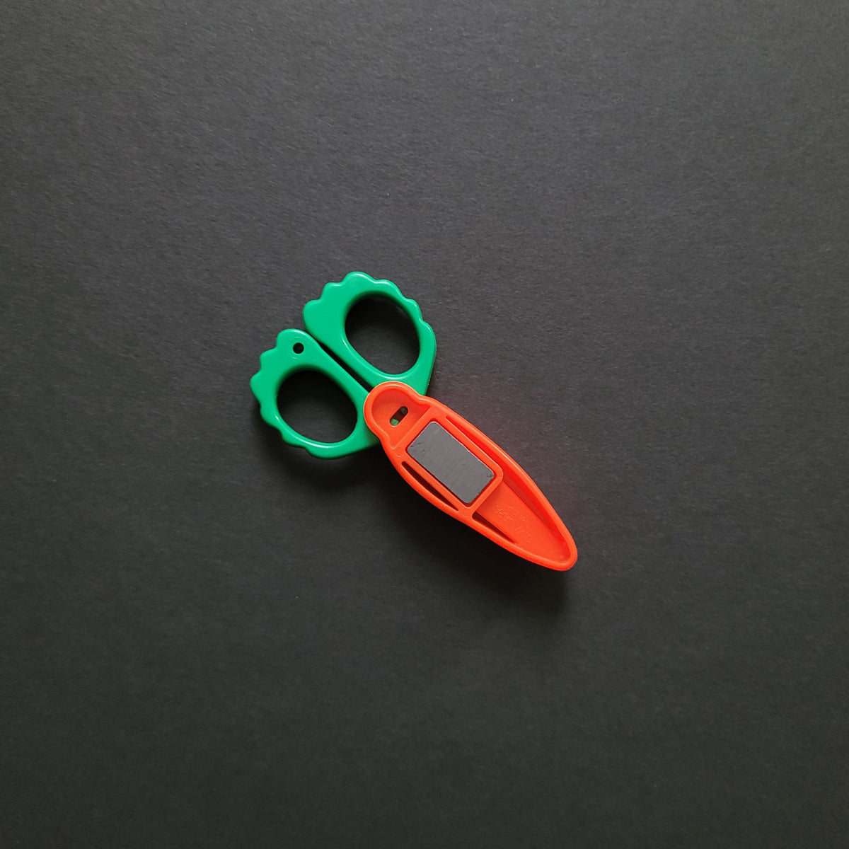 Mini Magnetic Scissors: Carrot